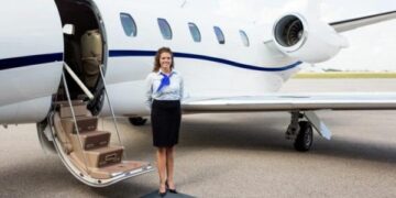 A e dini pse stjuardesat i mbajnë duart pas shpinës kur pasagjerët futen në aeroplan?