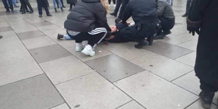 Policia jep informacione për therjen me thikë që ndodhi pasdite në sheshin ‘Zahir Pajaziti’ në Prishtinë