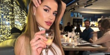 Baby G provokon me fustanin e shkurt dhe këmbët e hapura