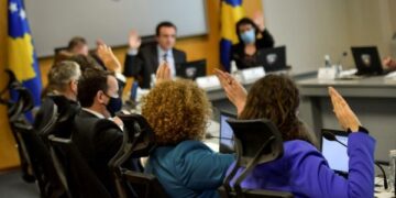 Albin Kurti në ditën e fundit të vitit në rolin e “babadimrit”: Ndan 10 milionë për ndërmarrjet publike