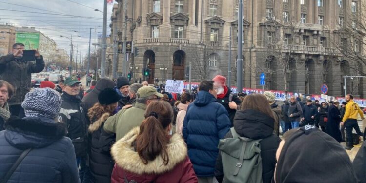 Protesta përpara qeverisë së Serbisë, Vuçiqit i ofrohet afat deri për Krishtlindje