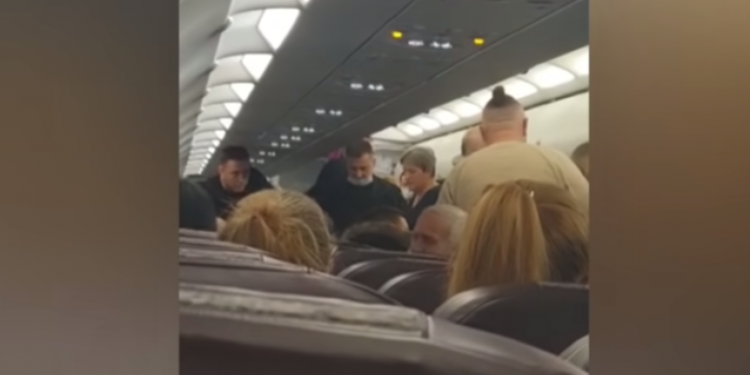 U përpoq të hapte derën e aeroplanit që po fluturonte për në Bosnjë, nuk donte të ndalonte në Beograd