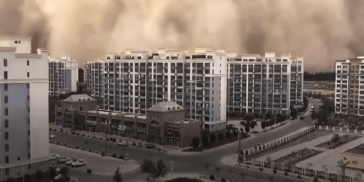 Pamje nga momenti kur qyteti kinez “gëlltitet” nga stuhia e rërës