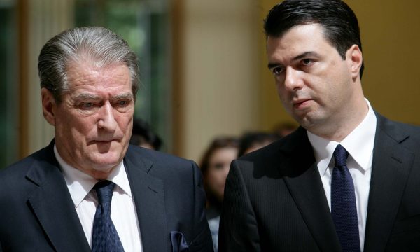 Zëri i Amerikës: Diplomatët nuk takohen me “non grata” si Sali Berisha!