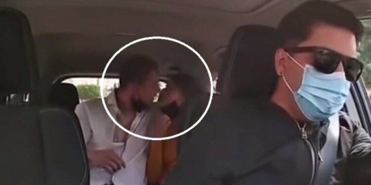 Hyri me dashnorin në taksi, nuk e dinte se shoferi ishte burri i saj (VIDEO)