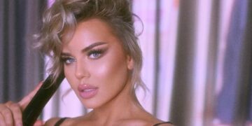 Kejvina Kthella ekspozon gjoksin ne fustanin me dekolte të hapur dhe kërkon ta shikoni në sy