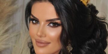 Ledjana e zjarrt, vë në pah gjoksin me fustan super të hapur