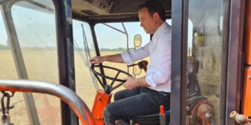 Bujqit paralajmërojnë protestë me 200 traktorë para Ministrisë së Bujqësisë