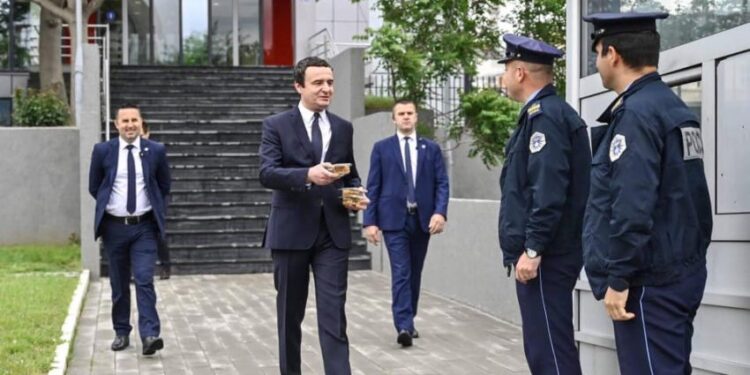 Qeveria injoron policët, nuk ua plotëson kërkesën për pagën e 13-të