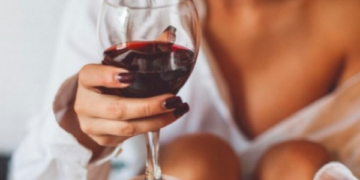 A e dini që një gotë verë parandalon rrezikun nga tromboza