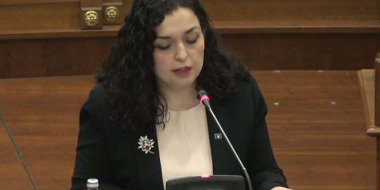 Pesë të LDK-së dhe një e AAK-së, kush janë gjashtë deputetët e opozitës që po e dëgjojnë në sallë fjalimin e Vjosa Osmanit