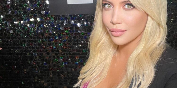 Wanda publikon foto duke prekur Icardin tek pjesa intime