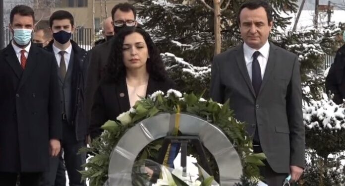 Kurti përkulet para varrit të Rugovës: Ai bashkoi shqiptarët kundër okupatorit serb