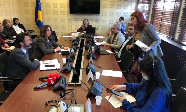 “Nuk mundesh me ma ndalu me fol”, Hoxha përplaset me Golën në Komision