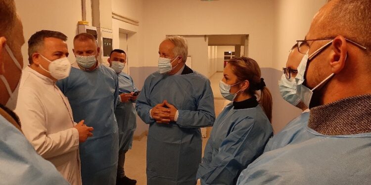 Ministri i Shëndetësisë viziton Klinikën e Infektivës, jep një mesazh për qytetarët