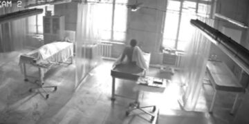 Përhapet një video nga morgu, një burrë ngrihet nga tavolina e të vdekurve