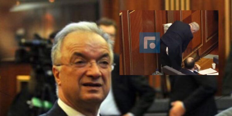 Ndodh edhe kjo në Kuvendin e Kosovës: Deputetit Xhavit Haliti i grisen pantollonat në seancë (PAMJE)