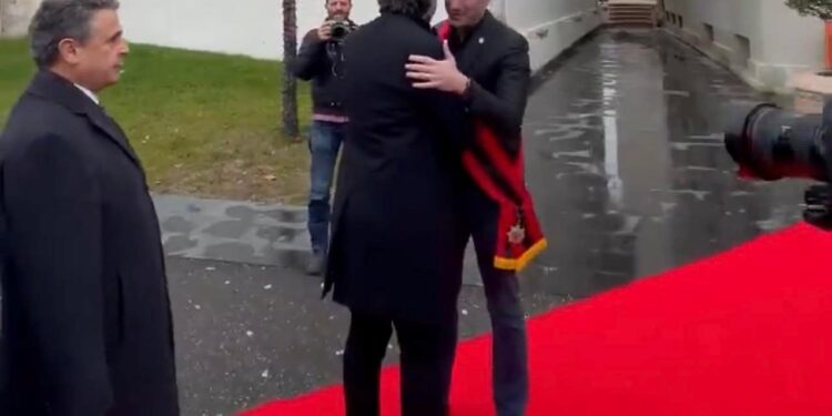 Pritje vëllazërore, Erion Veliaj mirëpret Përparim Ramën me ceremoni zyrtare në Tiranë