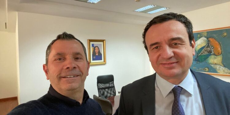 Asnjë fjalë për protestën kundër shtrenjtimit të rrymës, kryeministri gjen kohë për mbështetësin e tij nga ballkoni