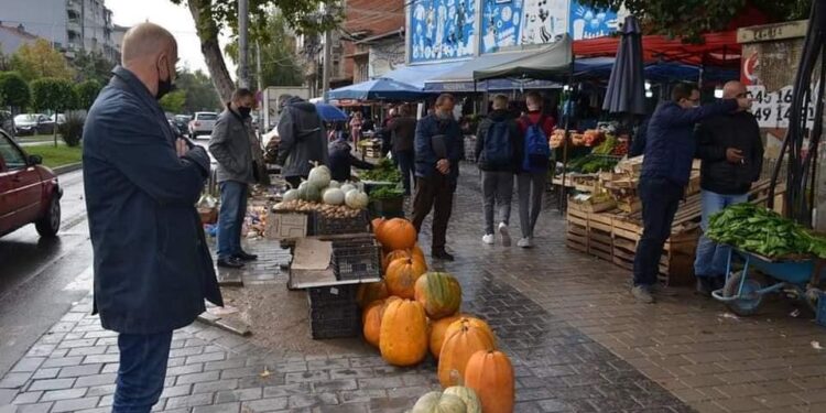 Komuna e Mitrovicës merr vendim: Ndalohet vendosja e mallrave dhe frigoriferëve para lokaleve në hapësira publike