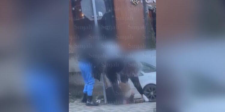 E tmerrshme: Me shqelma e grushte rrahet një vajzë në Pejë (Video)
