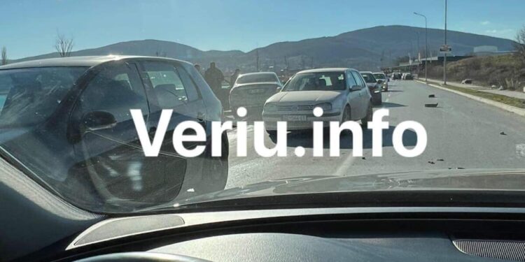 Vetëaksident te liqeni akumulues në Mitrovicë, vetura përfundon në trotuar
