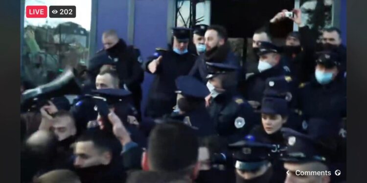 Dy momentet kur Dardan Molliqaj i shtyen policinë gjatë protestës