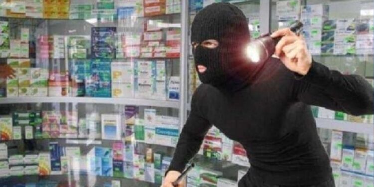 Vjedhje si në filma: Me maskë hyn në barnatore dhe nën kërcënimin e armës vjedh këtë shumë të parave