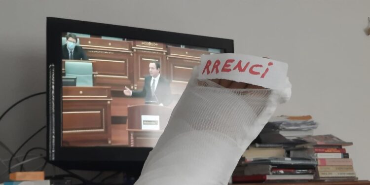 I shtrirë në shtëpi, deputeti i PDK-së me akuza të rënda kundër Qeverisë Kurti