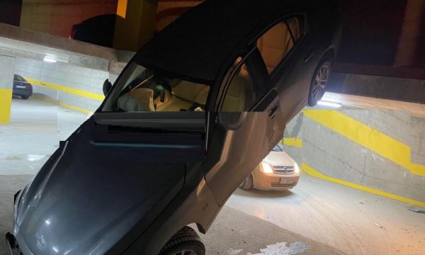Bie vetura nga kati i parkingut nëntokësor në Prishtinë