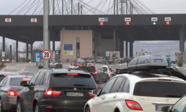 Kaq po presin qytetarët në kufij për të dalë nga Kosova