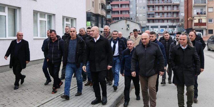 Ramush Haradinaj vjen në Mitrovicë për ngushëllime te familja e Kadri Veselit
