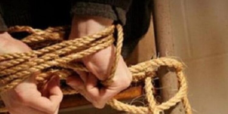 E turpshme: Djemtë nga Rahoveci e rrahin e më pas e lidhin me litar babanë