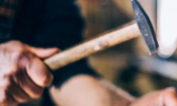 E rëndë: Qëllon me çekiç në kokë kolegun, vdiq në spital 38-vjeçari