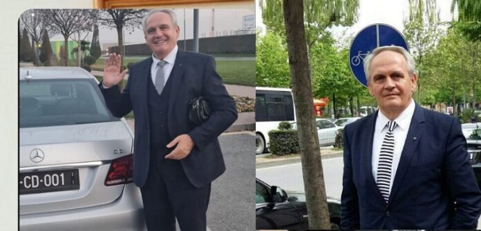 Sprovon shtetin: Në kërkim nga policia për targat diplomatike, Gjergj Dedaj shfaqet para objektit të qeverisë