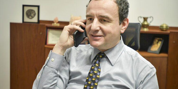 Kurti thotë se nuk ka numër të telefonit të Kryesuesit të ZRRE-së, por ka një porosi për të!
