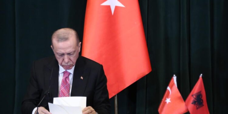 Fjalimi i  Erdogan në Kuvendin e Shqipërisë, Berisha bën veprimin e papritur