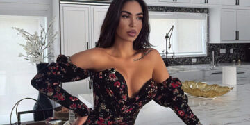 Arta Nitaj ngritë temperaturat me pozat në jaht dhe pishinë (FOTO)