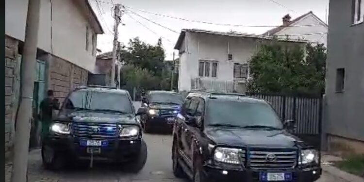 Ekskluzive: Kadri Veseli arrin në Kosovë pak ditë pasi i vdiq nëna