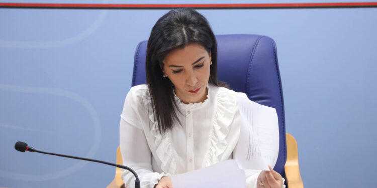 Shqipëria merr vendim, i mbyllë shkollat