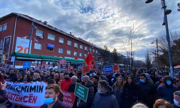 Ish-deputetja e LDK-së protestoi sot krah PSD-së: S’kalohet dimri me batanije
