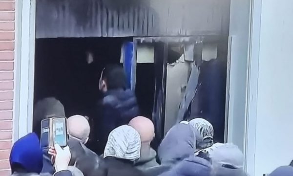 Pamje të rënda: Shihni si është dhunuar nga njerëzit e Bashës kryetari i PD në “Kombinat”
