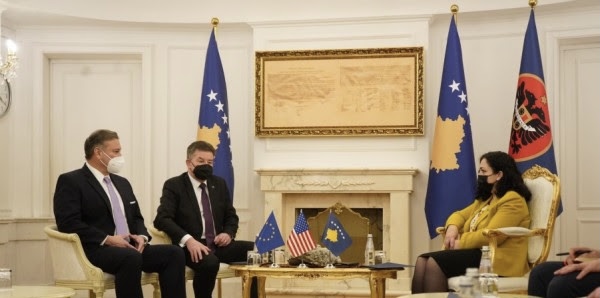 Mbërrijnë Escobar dhe Lajçak, priten nga presidentja Osmani