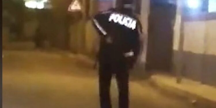 Polici shqiptar i dehur “bën 8-she” nëpër rrugë, publikohet video