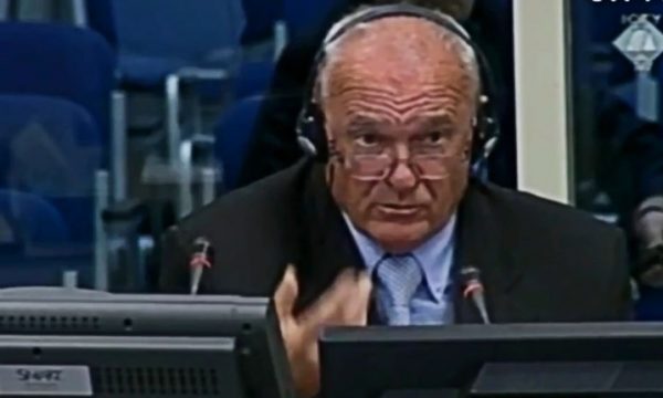Gjenerali serb akuzohet për gjenocidin në Srebrenicë – e kishte mbrojtur Karaxhiqin në Hagë