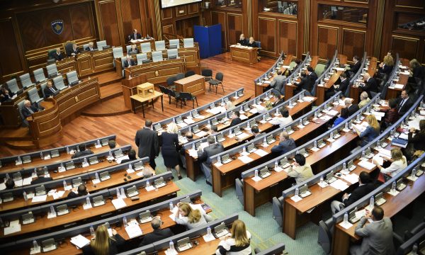 Opozita unike në përkrahje të Kurtit