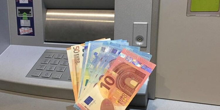 Rishikimi i ligjit për pagat në Kosovë, s’ka kontrata të përjetshme