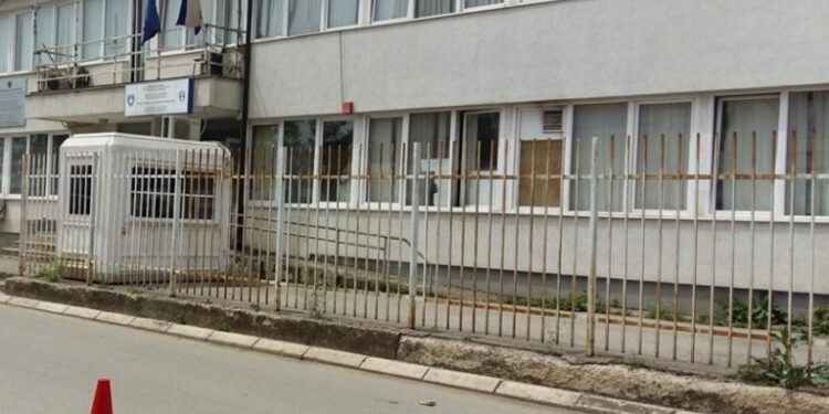 Burrë e grua i rrahin policët brenda stacionit policor