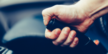 Çfarë duhet të bëni nëse iu ngrihet freni i parkimit të veturës?