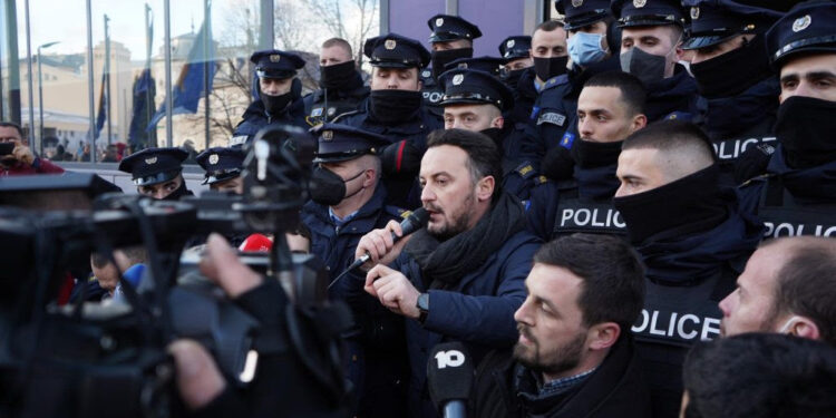 Eskalon protesta, Dardan Molliqaj përplaset me Policinë e Kosovës